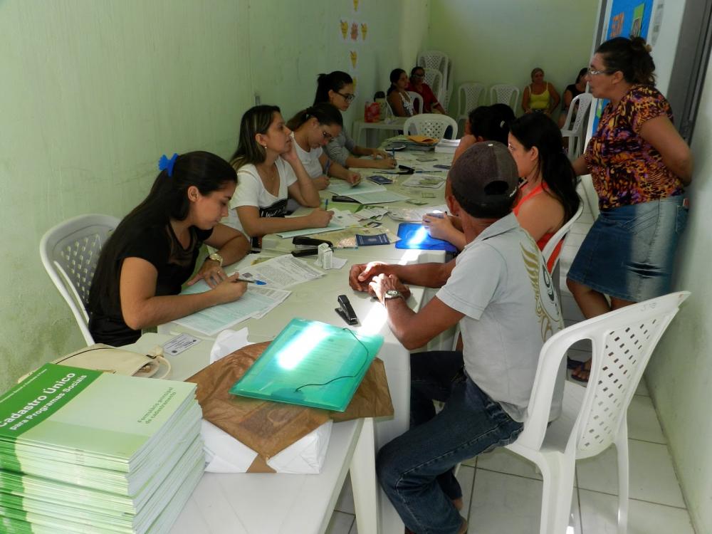 V&aacute;rias pessoas sentadas.