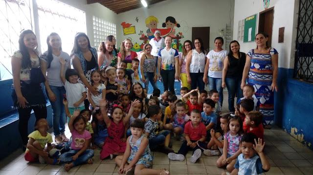 V&aacute;rias Pessoas posando para foto na Creche Pingo de Gente
