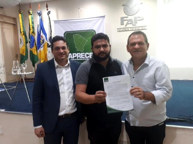 Prefeito assina termo de filia&ccedil;&atilde;o com a PRECE