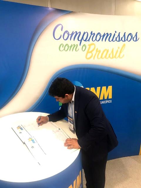 O prefeito Taiano assinando documentos