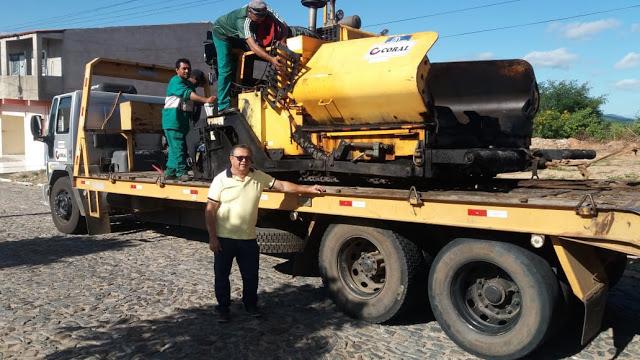 O Secretario de Obras e Infraestrutura o Sr. Ananias Alcantara ao lado de maquinas para a pavimenta&ccedil;&atilde;o asf&aacute;ltica da avenida