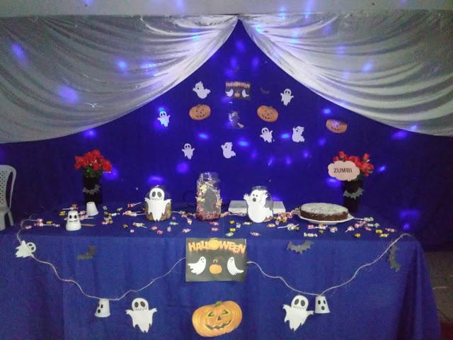 jovens realizam halloween