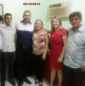 A Prefeita de Tarrafas ao lado de quatro pessoas.