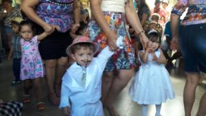 Crian&ccedil;a vestida &agrave; car&aacute;ter