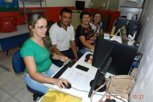 Pessoas acessando computador