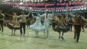 Apresenta&ccedil;&atilde;o de quadrilha junina.