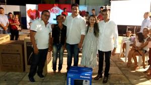 Prefeito Taiano e v&aacute;rias pessoas