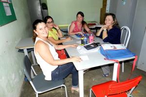 Prefeita Girleuda Matias sentada em uma mesa com tres mulhres