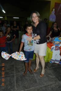 Prefeita Girleuda Matias posando para foto com crian&ccedil;a