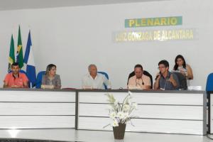 V&aacute;rias pessoas sentadas atr&aacute;s da bancada da C&acirc;mara de Tarrafas.