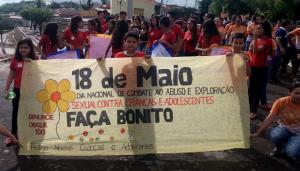 V&aacute;rios adolescentes em Mobiliza&ccedil;&atilde;o municipal no combate ao abuso e Explora&ccedil;&atilde;o Sexual