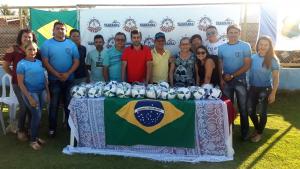 Representantes da Prefeitura Municipal de Tarrafas de p&eacute; atr&aacute;s de mesa durante abertura do 25&ordm; Campeonato Municipal de Futebol de Tarrafas