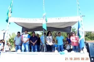 Prefeita Girleuda hastiando a bandeira de Tarrafas perto de outras autoridades do munic&iacute;pio 