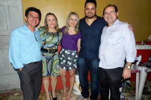 Pessoas posando para foto.