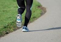 Imagem mostrando apenas as penas de uma pessoa caminhado