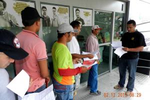 Pessoas com documentos na mão formando uma fila