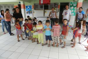 Profissionais e alunos da Escola de Patos.