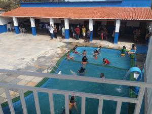 Piscina vista de cima com banhistas