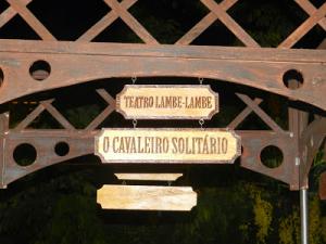 Estrutura de madeira com plaquetas do teatro lambe-lambe.