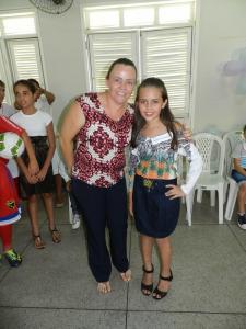 Prefeita de Tarrafas posa para foto ao lado de crian&ccedil;a.