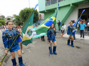 Tr&ecirc;s Jovens desfilando em comemora&ccedil;&atilde;o a Emancipa&ccedil;&atilde;o Pol&iacute;tica de Tarrafas.
