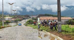 V&aacute;rias homens trabalhado fazendo a limpeza nas ruas de Tarrafas.