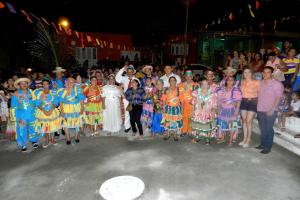 Pessoas posando para fotos.