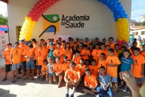 V&aacute;rias pessoas posando para fotos em frente a Academia de Sa&uacute;de de Tarrafas.