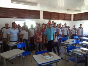 V&aacute;rios jovens e idosos posando para foto.