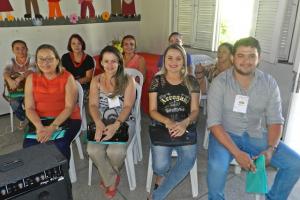 Varias pessoas sentadas.