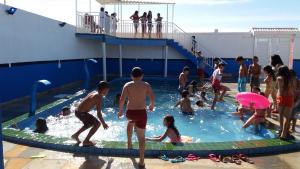 Piscina com crianças