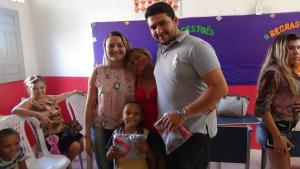 Pessoas posando para fotos.