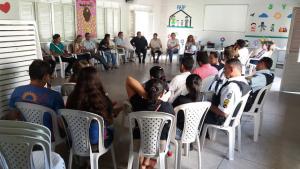 várias pessoas sentadas