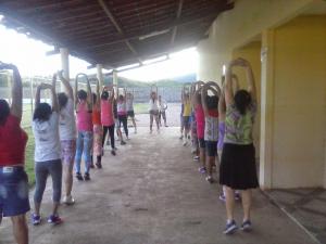 V&aacute;rios pessoas fazendo exerc&iacute;cios.