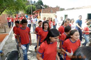 V&aacute;rios jovens panfletando nas ruas de Tarrafas