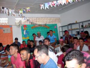 v&aacute;rias pessoas sentadas em reuni&atilde;o.