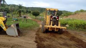Maquina do pac d&aacute; inicio ao patrolamento das estradas do municipio de Tarrafas