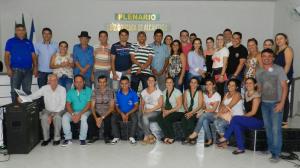 V&aacute;rias pessoas posando para fotos.