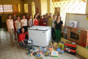 Prefeita Girleuda, profissionais e alunos da Creche Pingo de Gente.