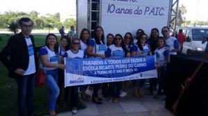 V&aacute;rias pessoas segurando um Cartaz - educa&ccedil;&atilde;o de Tarrafas &eacute; nota 10.
