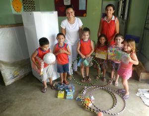 Profissionais e alunos da Escola de Logradouro.