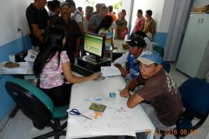 Dois homens recebendo sementes do programa Hora de Plantar.
