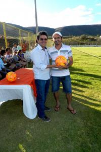 Prefeita Girleuda Matias recebendo das m&atilde;os do deputado Z&eacute; A&iacute;lton Brasil chave da nova ambul&acirc;ncia de Tarrafas