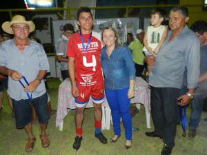 foto com quatro pessoas, Prefeita de Tarrafas ao lado de jogador de futebo.