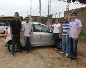 Servidores p&uacute;blicos de Tarrafas posa para foto ao lado do carro adquirido para servi&ccedil;os da sa&uacute;de.