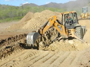 Retroescavadeira cavando novo aterro sanit&aacute;rio