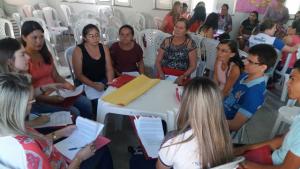 v&aacute;rias pessoas sentadas