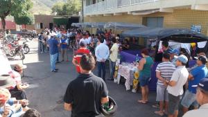 V&aacute;rias pessoas circulando em feira cultural.