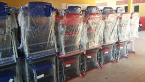 Pilhas de carteiras escolares