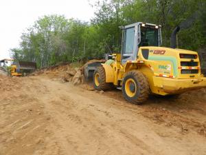 Trator arrumando as estradas.
